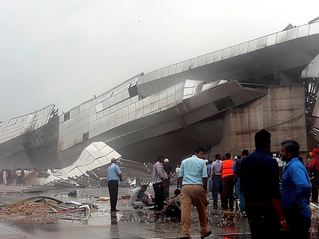 दिल्ली एयरपोर्ट T1 की छत गिरने से 22,000 यात्रियों को झटका, T2 और T3 पर स्थानांतरण
